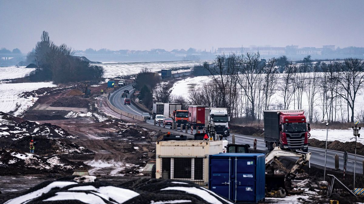 FOTO: Rychlejší cesta po D7 se blíží, stavbaři dokončují obchvat Slaného